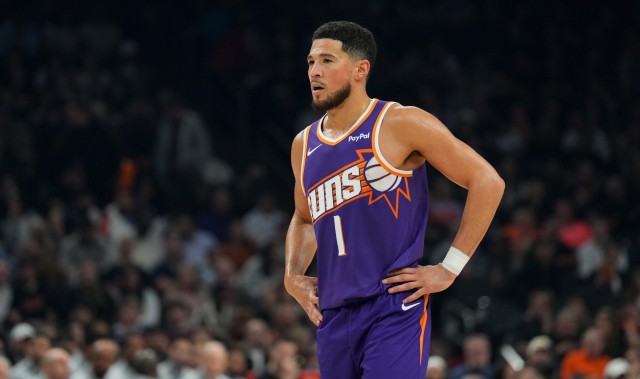 得分串联一把抓！布克半场10中4拿到13分2篮板7助攻 没有出现失误