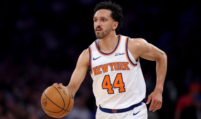 开云官网-残暴！尼克斯16记三分射穿篮网 最终狂胜54分