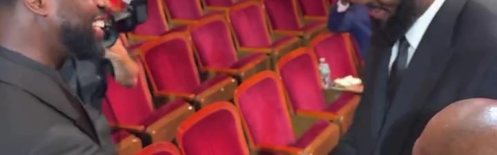 开云中国-詹姆斯转发自己在名人堂现场拥抱韦德：很高兴见到我的兄弟！