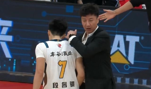 开云入口-幸亏没去广东！19岁菜鸟打成四川小外援，场均得分高于徐杰胡明轩