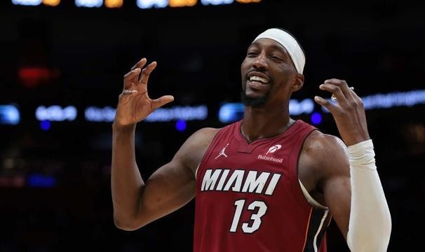 kaiyun-韦德力挺阿德巴约83分神迹：我在游戏里都刷不到！只拿了79分！