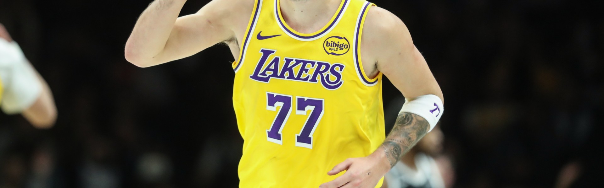 开云官网-湖人角色球员发挥，东契奇爆发创纪录，老詹也创造多项历史数据|投篮|NBA常规赛|詹姆斯|鹈鹕|勒布朗·詹姆斯_新浪体育_新浪新闻