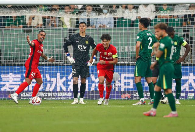 （体育）（11）足球——中超：北京国安不敌上海海港XxjpseC000707_20250921_PEPFN0A001.jpg